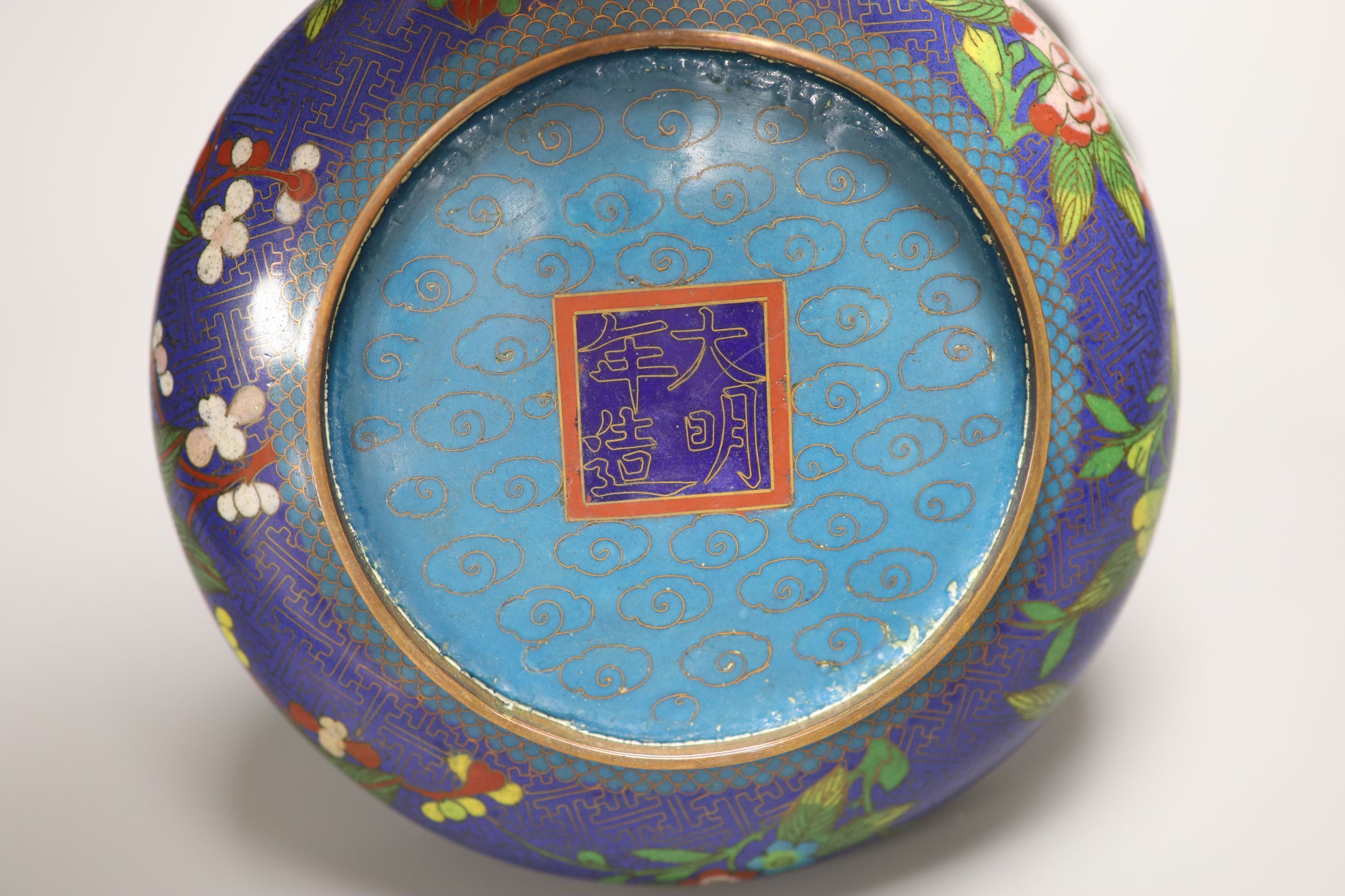 A pair of early 20th century Chinese cloisonne enamel jars and covers and a similar bowl and wood stand, tallest 20cm